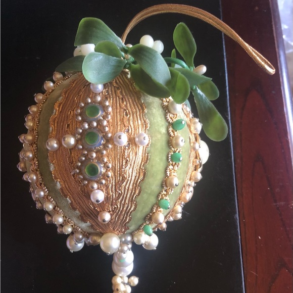 Handmade Mistletoe Kissing Ball - Picture 4 of 6
